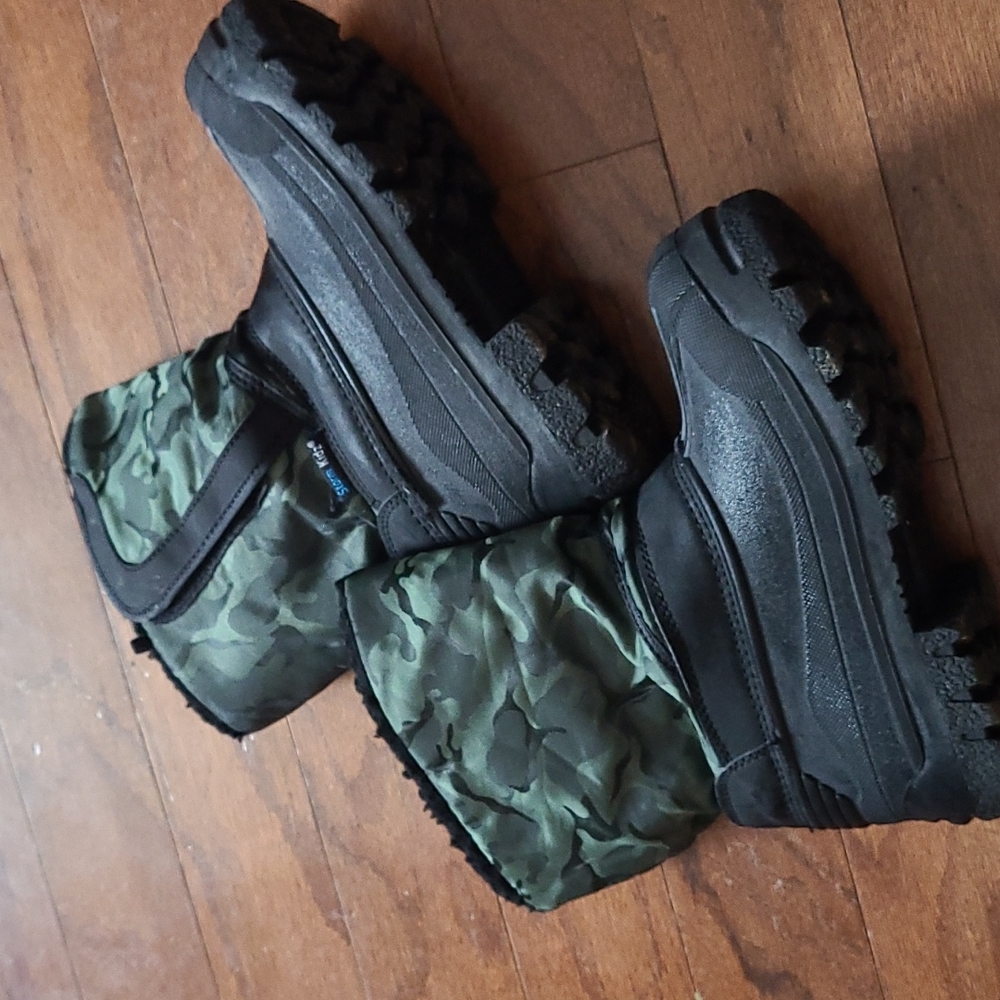 Camo kids snow boots size 1